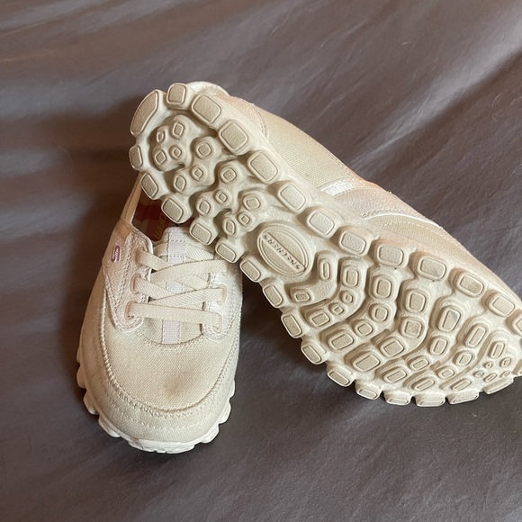 Skecher slip on casual shoes - Picture 2 of 3